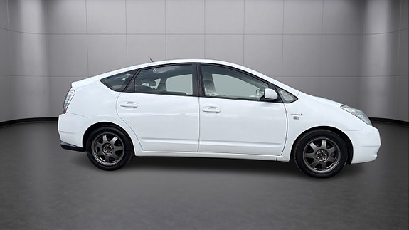 Toyota Prius+ 2 of 18