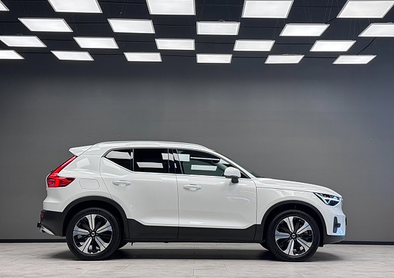 Volvo XC40 4 of 5