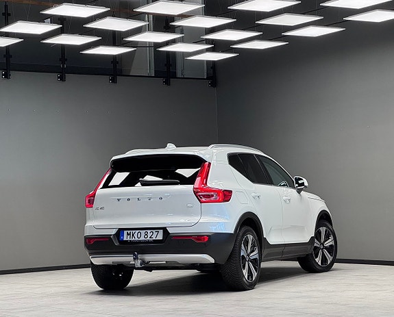 Volvo XC40 2 of 5