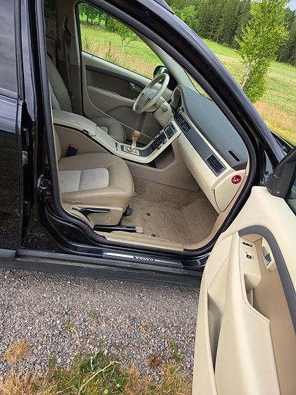 Volvo V70 4 of 5