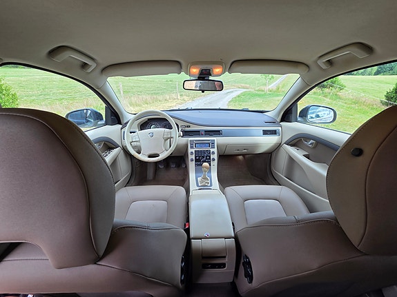 Volvo V70 3 of 5