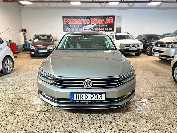 Volkswagen Passat 2 of 17