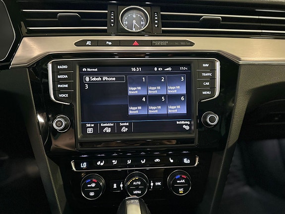 Volkswagen Passat 13 of 17
