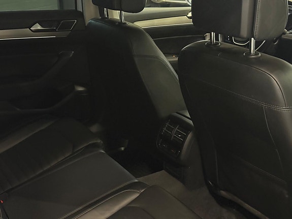 Volkswagen Passat 12 of 20