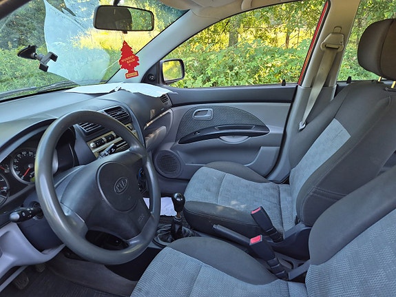 Kia Picanto 7 of 17