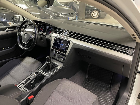 Volkswagen Passat 11 of 24