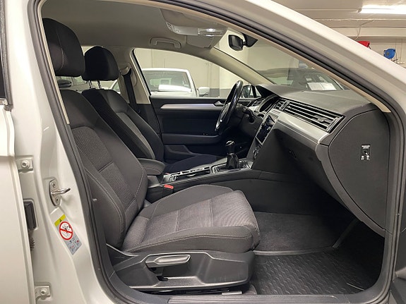 Volkswagen Passat 12 of 24