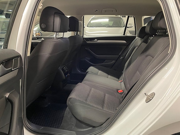 Volkswagen Passat 10 of 24
