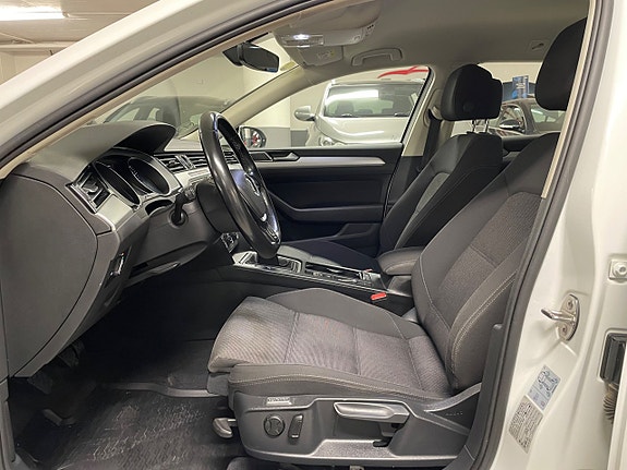 Volkswagen Passat 9 of 24