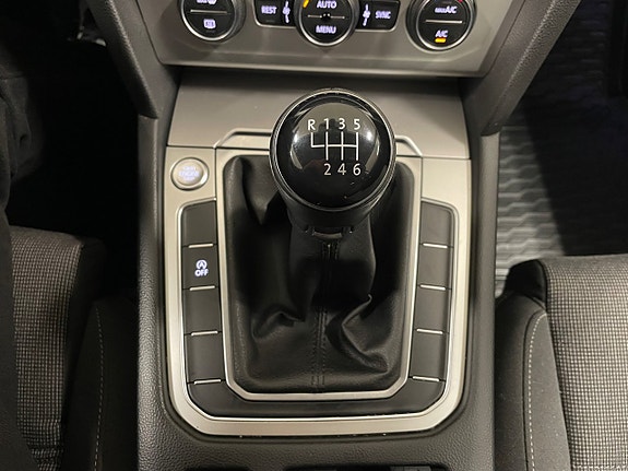 Volkswagen Passat 22 of 24