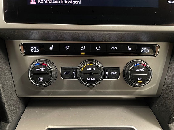Volkswagen Passat 21 of 24