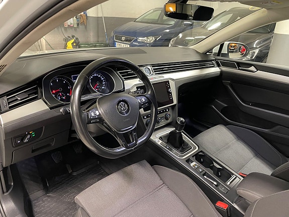Volkswagen Passat 8 of 24
