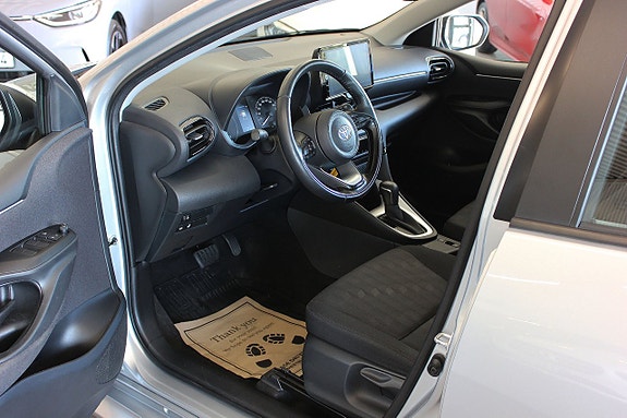 Toyota Yaris 2 of 15