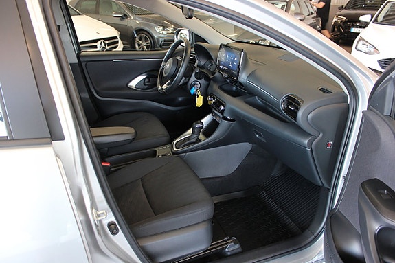 Toyota Yaris 6 of 15