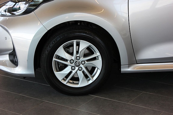 Toyota Yaris 11 of 15