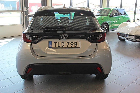 Toyota Yaris 8 of 15