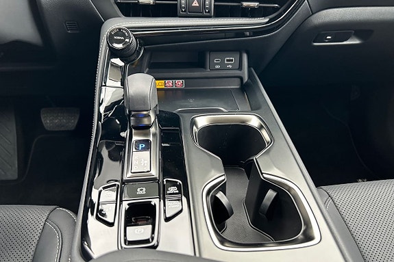 Lexus NX450h+ 15 of 24