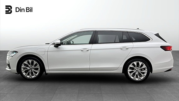 Skoda Superb 2 of 5