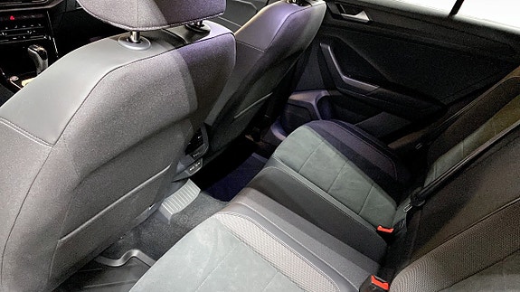 Volkswagen T-Roc 11 of 13