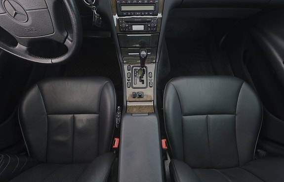 Mercedes-Benz E320 15 of 30