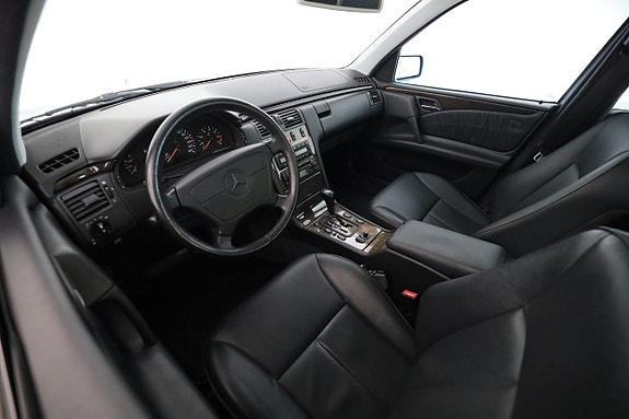 Mercedes-Benz E320 16 of 30