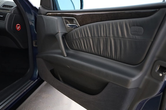 Mercedes-Benz E320 23 of 30