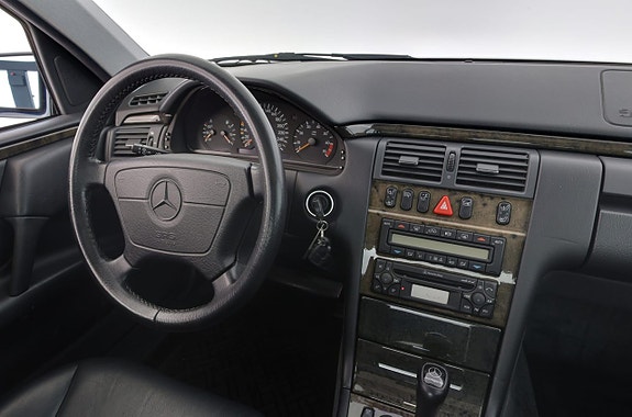 Mercedes-Benz E320 14 of 30