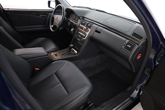 Mercedes-Benz E320 22 of 30