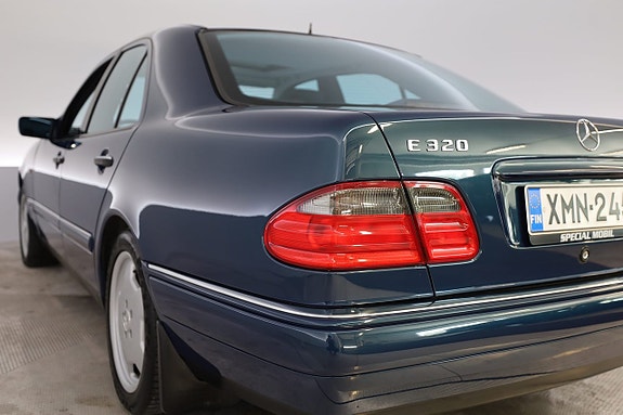 Mercedes-Benz E320 13 of 30