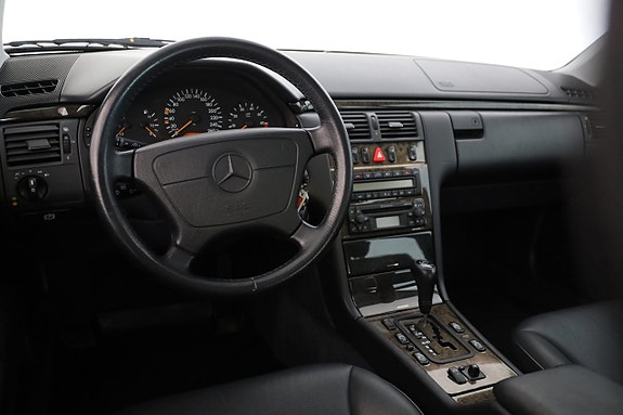 Mercedes-Benz E320 19 of 30