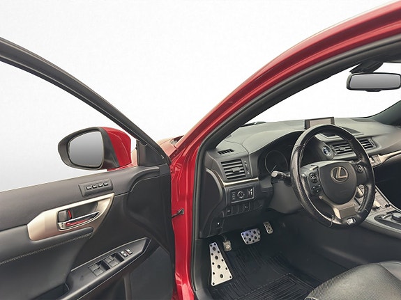 Lexus CT200h 9 of 30