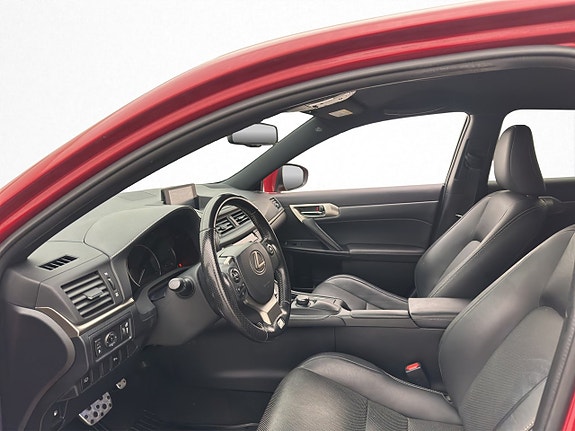 Lexus CT200h 10 of 30