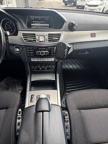 Mercedes-Benz E220 7 of 9