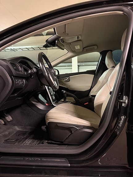 Volvo V40 9 of 14