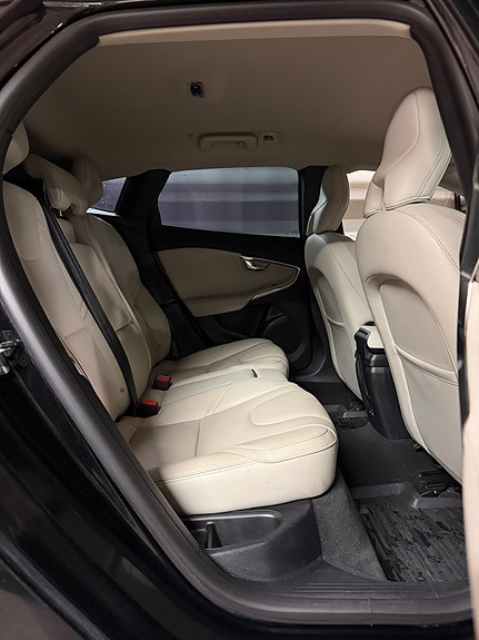 Volvo V40 12 of 14