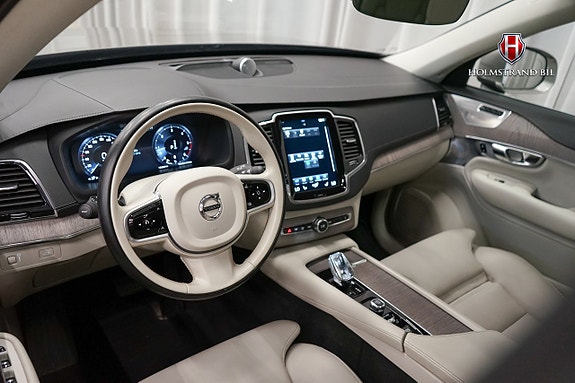 Volvo XC90 8 of 27