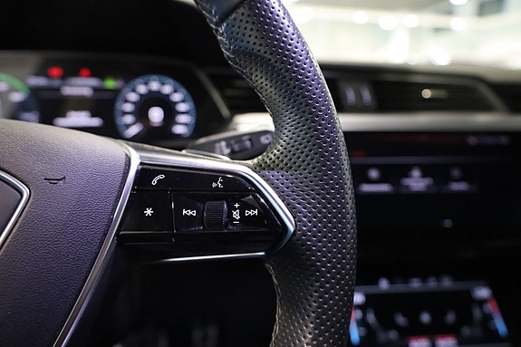 Audi Q8 e-tron 28 of 30