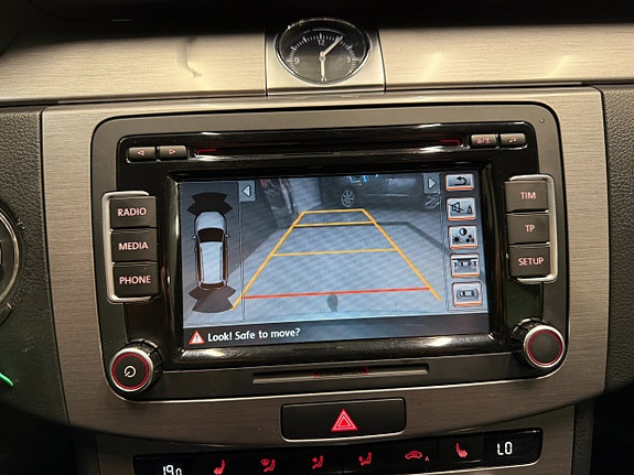 Volkswagen Passat 16 of 19