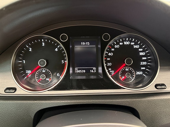 Volkswagen Passat 17 of 19