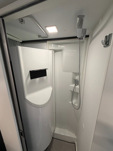 Adria Twin 640 SLB (160HK AUTOMAT) Långbädd & popuptak! Luftfjädring! Extraljus! Kompressorkyl! 12V takfläkt! 15 of 22