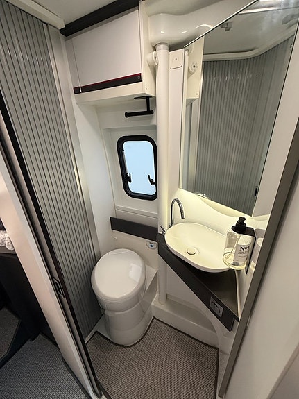 Adria Twin 640 SLB (160HK AUTOMAT) Långbädd & popuptak! Luftfjädring! Extraljus! Kompressorkyl! 12V takfläkt! 14 of 22