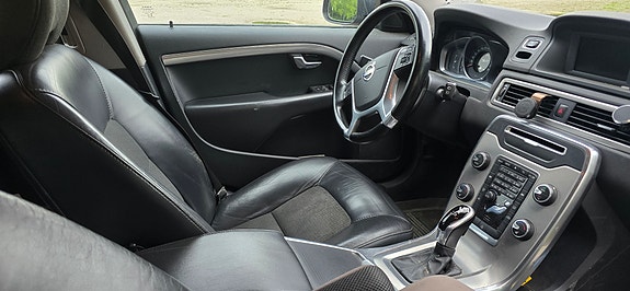 Volvo V70 3 of 5