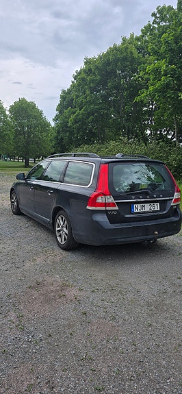 Volvo V70 2 of 5