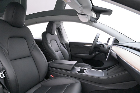 Tesla Model Y 12 of 27