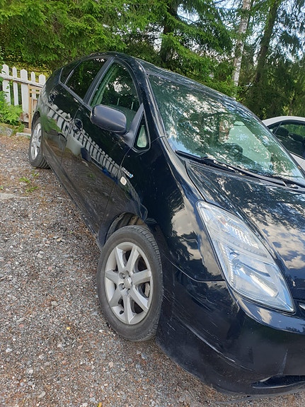 Toyota Prius 3 of 4