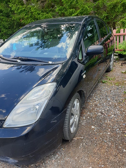 Toyota Prius 2 of 4