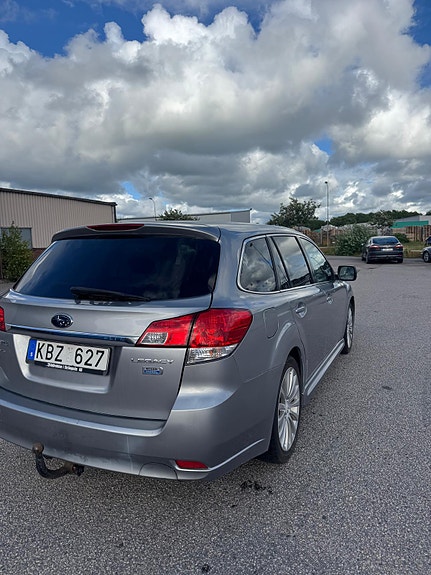 Subaru Legacy 3 of 5