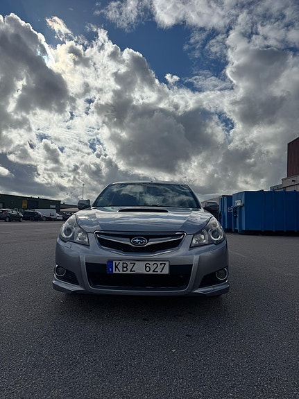 Subaru Legacy 2 of 5