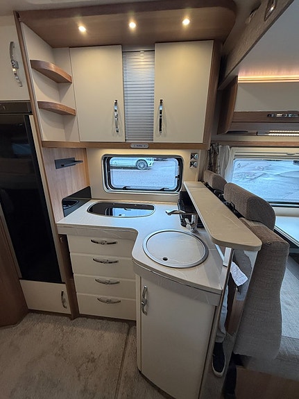 Hobby Optima De Luxe T75 HGE (160HK AUTOMAT) Långbäddar & taksäng! Stort garage! Stor soffa! 7 of 20