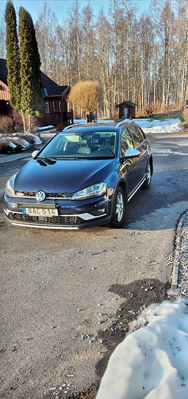 Volkswagen Golf Alltrack 2 of 5
